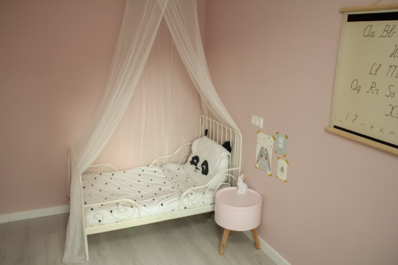 Kinderbett mit Metallrahmen und Vorhang