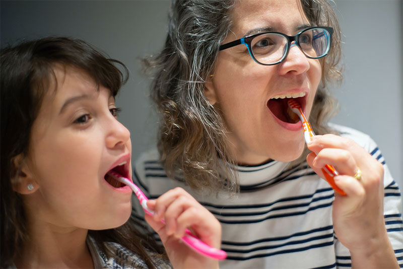Mutter und Kind haben Spaß beim Zähneputzen