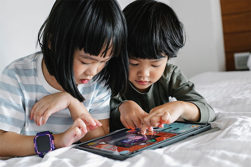 Kinder spielen Spiele am Tablet