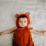 ein Baby im süßen Schlafanzug mit passender Mütze