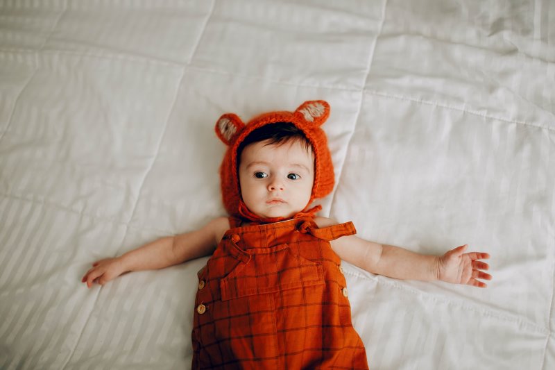 ein Baby im süßen Schlafanzug mit passender Mütze