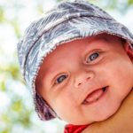 : Zu einem umfangreichen Baby-Sonnenschutz gehört ein Sonnenhut