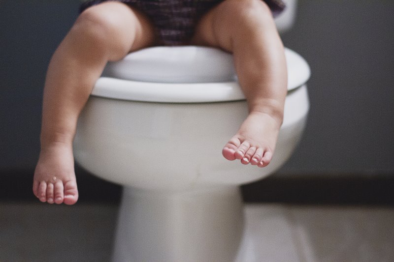 Baby auf Toilette