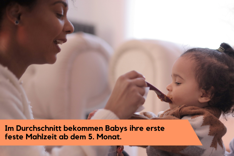Durchschnittlich beginnen Babys ab dem 5. Monat mit Babybrei.