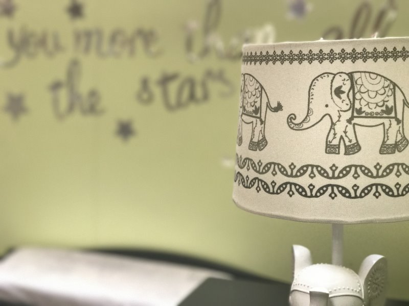 Eine Lampe im Babyzimmer erleichtert das nächtliche Stillen