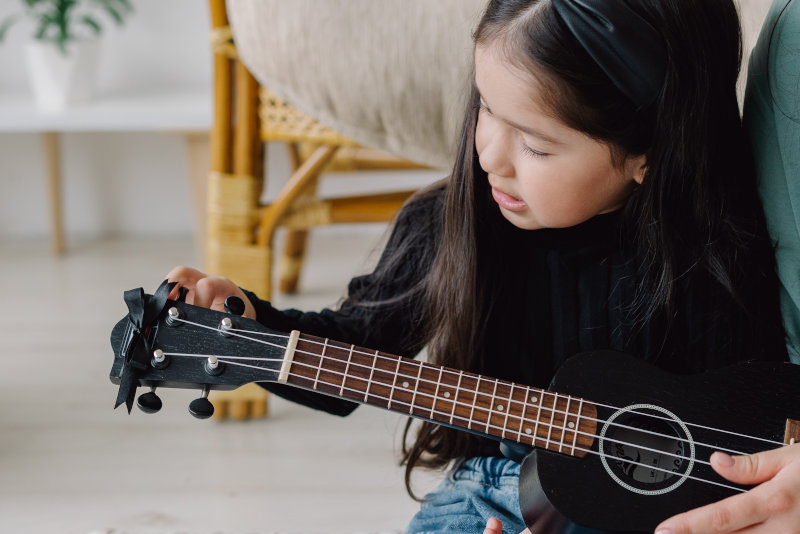 Mini Ukulele Kinder Acoustic Ukulele mit 4 Saiteninstrumenten und Sopranbrücke für Kinder Anfänger Ukulele Mahagoni Starter Kit mit Nylon Saiten mit Donner Ukulele Online-Lektion Hawaii Gitarre 