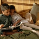 zwei Kinder lesen gemeinsam ein Buch