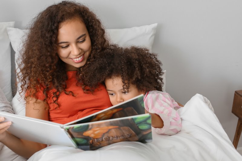 Mutter liest ihrer Tochter eine Gutenachtgeschichte vor 
