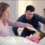Fiebermessung mit einem Stirnthermometer bei einem Kind