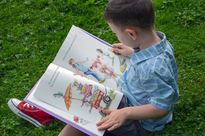 Ein Kind liest ein Kinderbuch