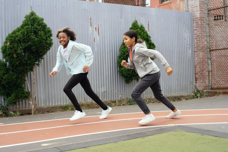 Zwei Mädchen laufen in Sportsachen