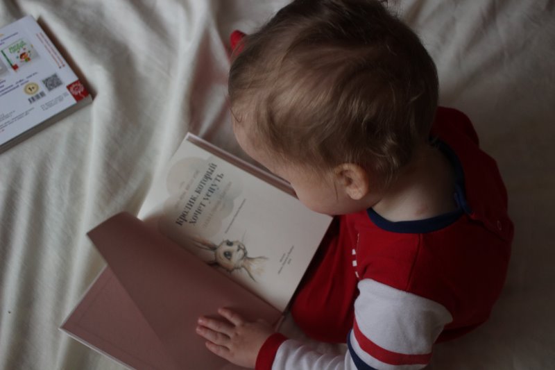 Baby schaut ein Buch an