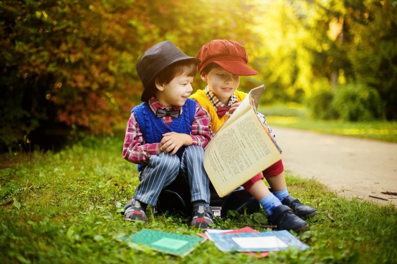 Kinder lesen im Freien